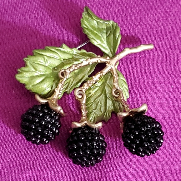 Jewelry - Vtg style berry brooch black boysenberry pin enamel dangle gold AMAZING